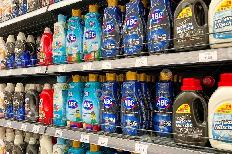 Скачать Бар, Черногория, 2 октября 2025 года, супермаркет различных стиральных порошков фотосток Ozero