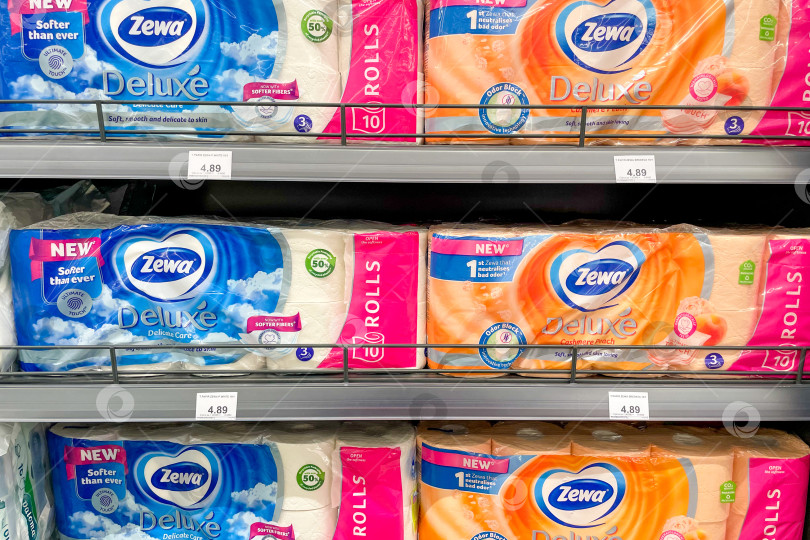 Скачать Бар, Черногория, 2 октября 2025 года, туалетная бумага марки Zewa на полке косметического магазина фотосток Ozero