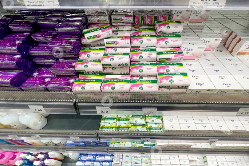 Скачать Бар, Черногория, 2 октября 2025 года, супермаркет различных видов мыла и косметики фотосток Ozero