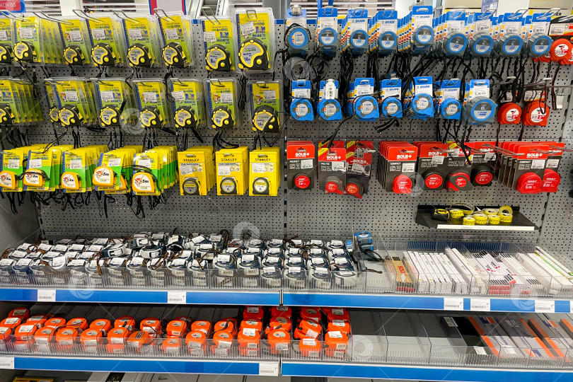 Скачать Бар, Черногория, 25 июля 2025 года, в хозяйственном магазине продаются строительные инструменты для ремонта фотосток Ozero