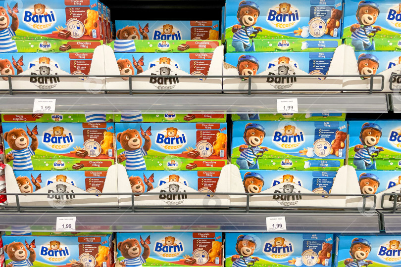 Скачать Бар, Черногория, 17 октября 2025 года, закуски Barni sweets на полке супермаркета фотосток Ozero