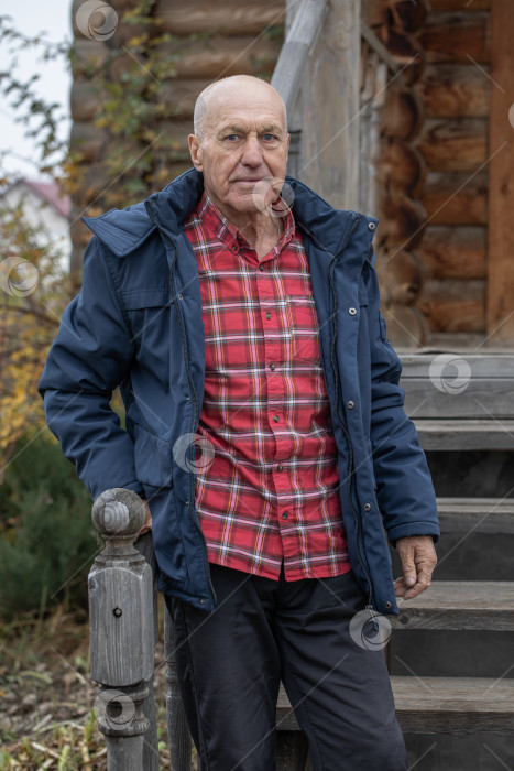 Скачать Портрет пожилого мужчины крупным планом фотосток Ozero