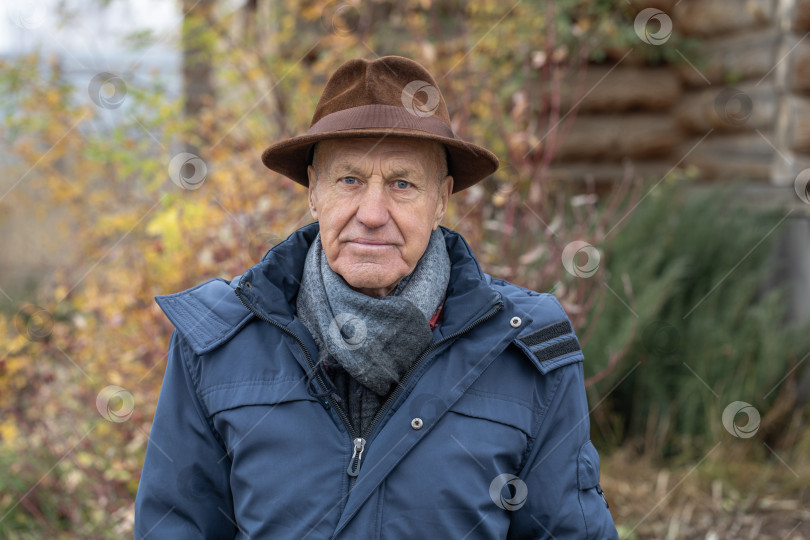 Скачать Портрет пожилого мужчины крупным планом фотосток Ozero