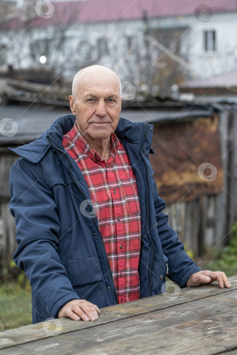 Скачать Портрет пожилого мужчины крупным планом фотосток Ozero