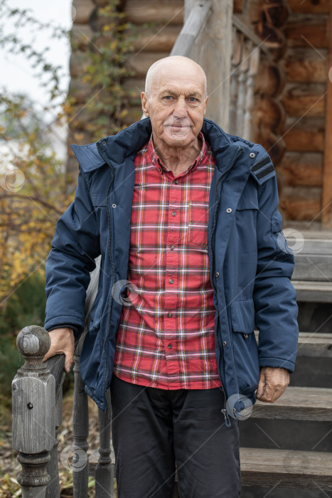 Скачать Портрет пожилого мужчины крупным планом фотосток Ozero