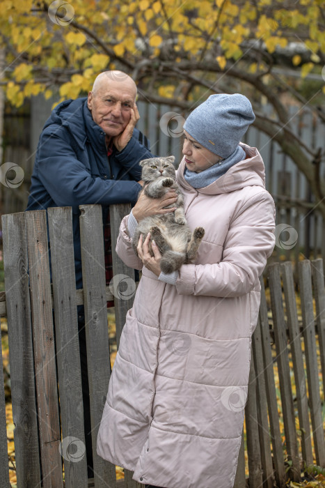 Скачать Соседи по даче. Пожилая пара у деревянного забора. фотосток Ozero
