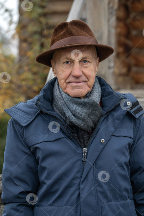 Скачать Портрет пожилого мужчины крупным планом фотосток Ozero