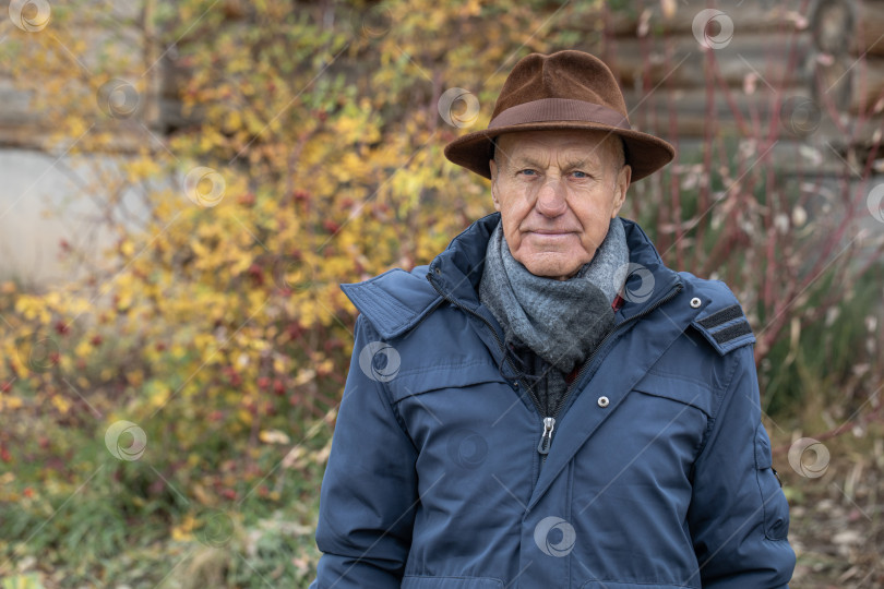 Скачать Портрет пожилого мужчины крупным планом фотосток Ozero