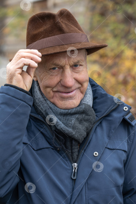 Скачать Портрет пожилого мужчины крупным планом фотосток Ozero