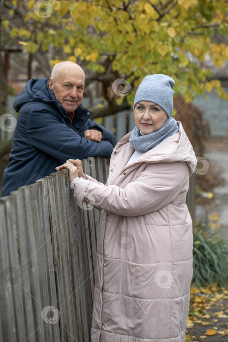 Скачать Соседи по даче. Пожилая пара у деревянного забора. фотосток Ozero