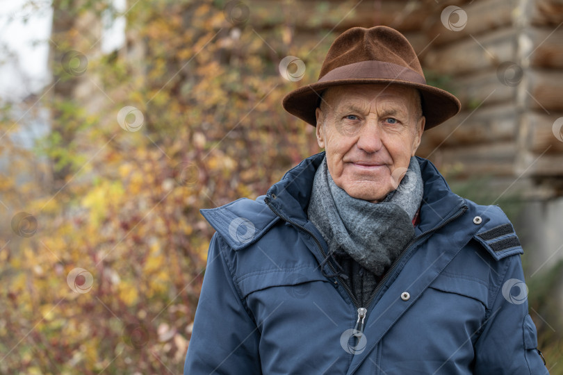 Скачать Портрет пожилого мужчины крупным планом фотосток Ozero