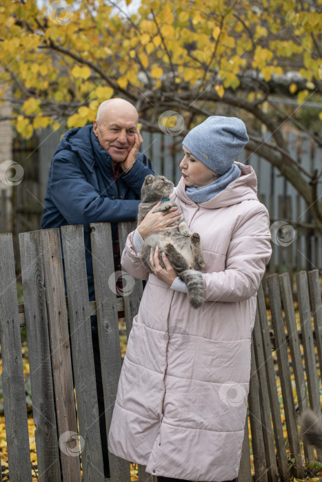 Скачать Соседи по даче. Пожилая пара у деревянного забора. фотосток Ozero