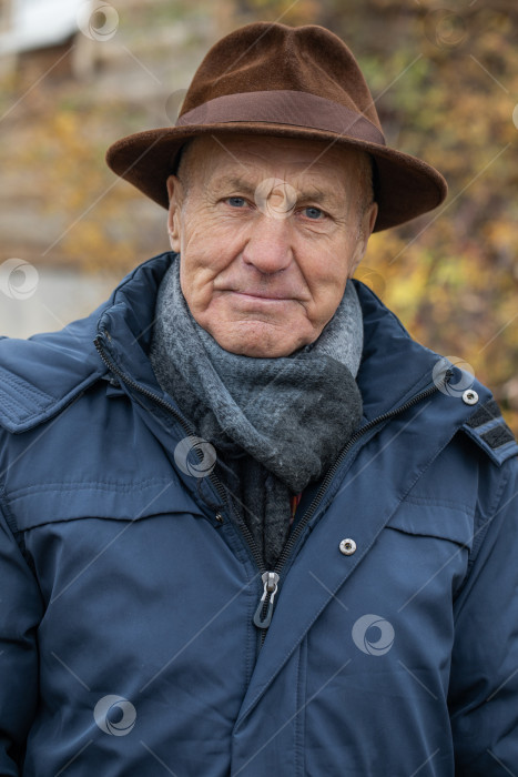 Скачать Портрет пожилого мужчины крупным планом фотосток Ozero