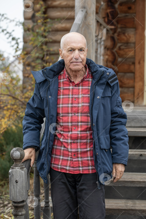 Скачать Портрет пожилого мужчины крупным планом фотосток Ozero