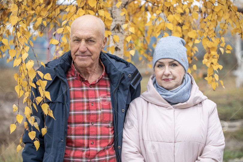 Скачать Деревенская пара пенсионеров позирует возле березы. фотосток Ozero