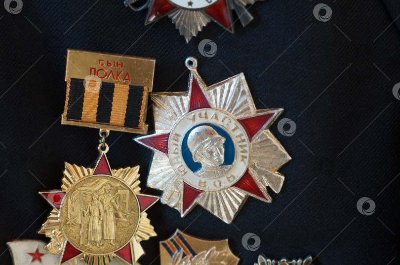 Скачать Саратов, Россия - 03 ноября 2025 года. Крупным планом ордена, значки, медали СССР времён Великой Отечественной войны: сын полка, юный участник В.О.В. и другие фотосток Ozero