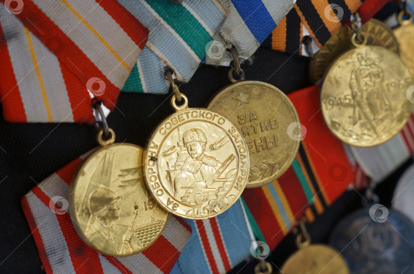 Скачать Саратов, Россия - 03 ноября 2025 года. Крупным планом ордена и медали СССР времён Великой Отечественной войны: за оборону Советского Заполярья, за взятие Вены и другие фотосток Ozero