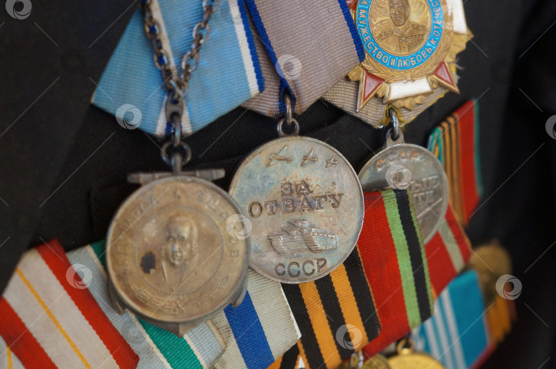 Скачать Саратов, Россия - 03 ноября 2025 года. Крупным планом ордена и медали СССР времён Великой Отечественной войны: за отвагу, за боевые заслуги и другие фотосток Ozero