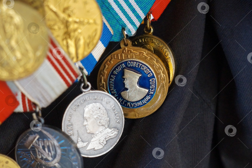 Скачать Саратов, Россия - 03 ноября 2025 года. Крупным планом ордена и медали СССР времён Великой Отечественной войны: 300 лет Российскому флоту и другие фотосток Ozero