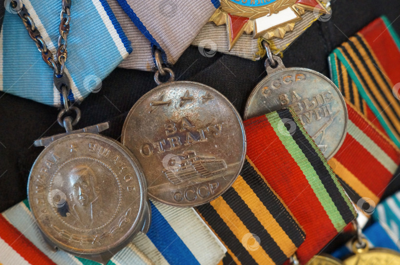 Скачать Саратов, Россия - 03 ноября 2025 года. Крупным планом ордена и медали СССР времён Великой Отечественной войны: за отвагу, за боевые заслуги и другие фотосток Ozero