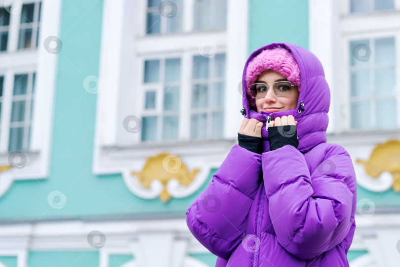 Скачать Женщина в фиолетовом пальто и розовой шляпке фотосток Ozero