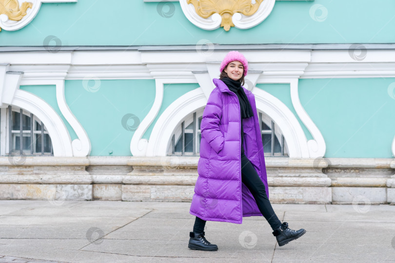 Скачать Женщина в фиолетовом пальто и розовой шляпе фотосток Ozero