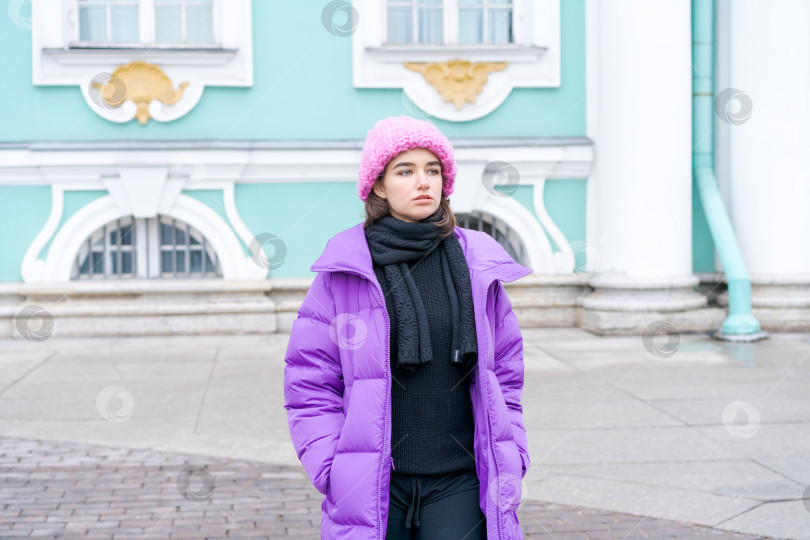 Скачать Женщина в розовой шляпке и фиолетовом пальто фотосток Ozero