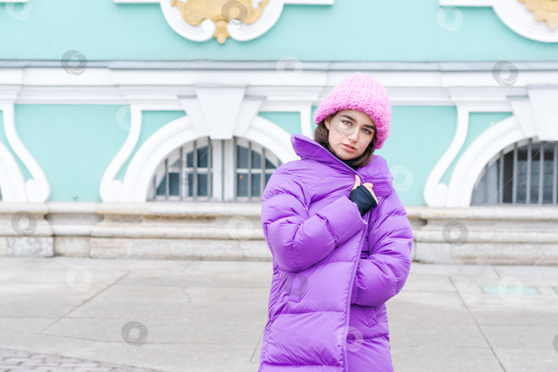 Скачать Женщина в розовой шляпке и фиолетовом пальто фотосток Ozero