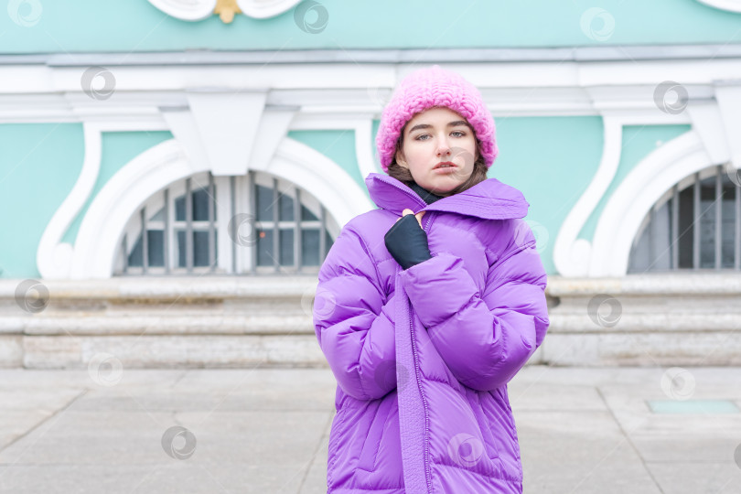 Скачать Девушка в розовой шляпке и фиолетовой куртке фотосток Ozero