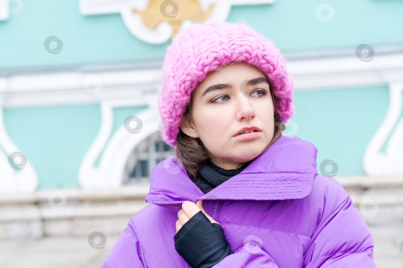 Скачать Женщина в розовой шляпке и фиолетовом пальто фотосток Ozero