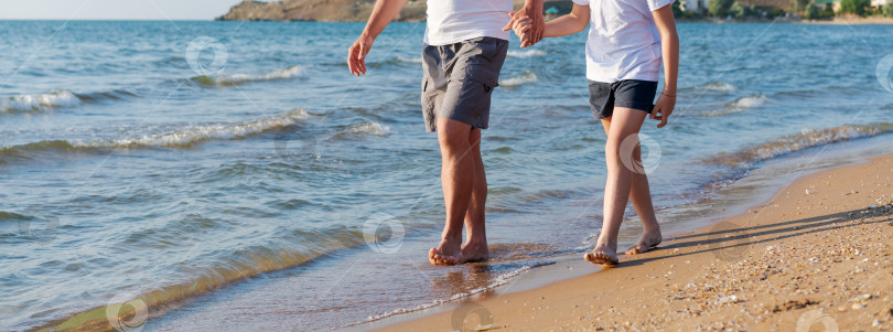 Скачать Мужчина и женщина прогуливаются по пляжу фотосток Ozero