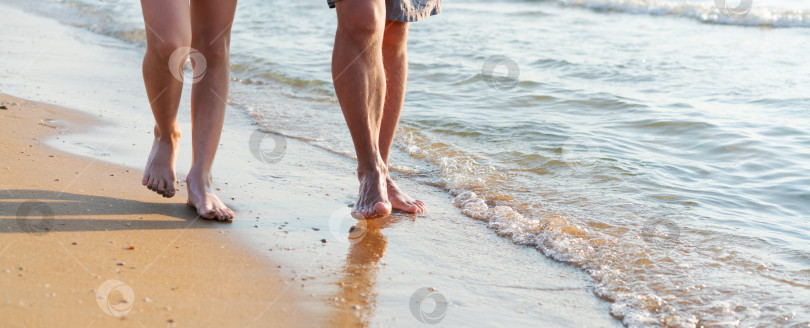 Скачать Два человека прогуливаются по пляжу фотосток Ozero
