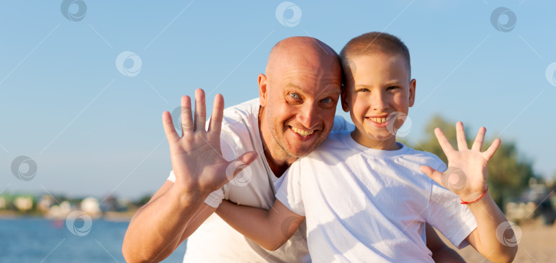 Скачать Мужчина и мальчик стоят на пляже фотосток Ozero