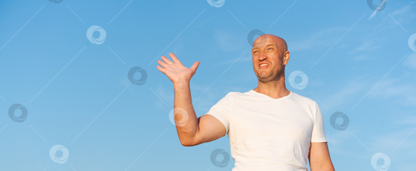 Скачать Человек стоит на открытом воздухе с поднятыми руками фотосток Ozero