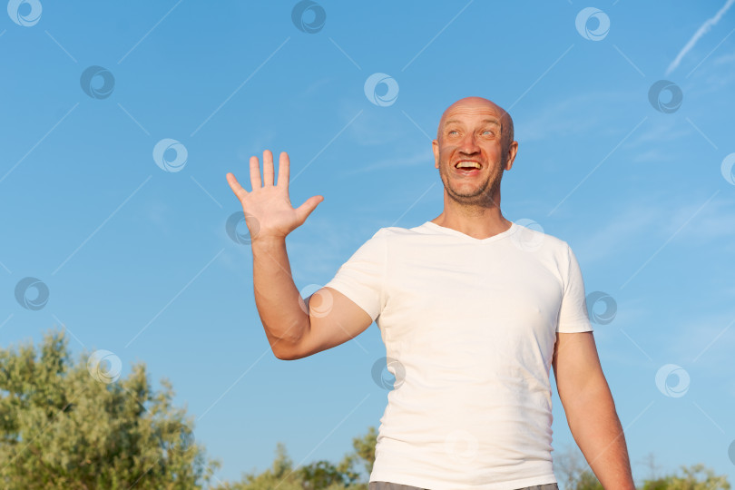 Скачать Человек стоит в поле, а над ним голубое небо фотосток Ozero