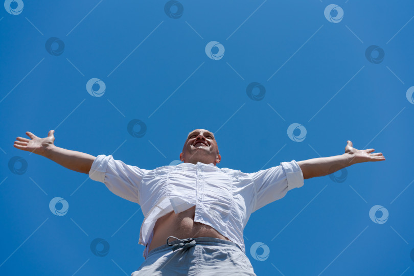 Скачать Человек стоит в воздухе с раскинутыми руками фотосток Ozero