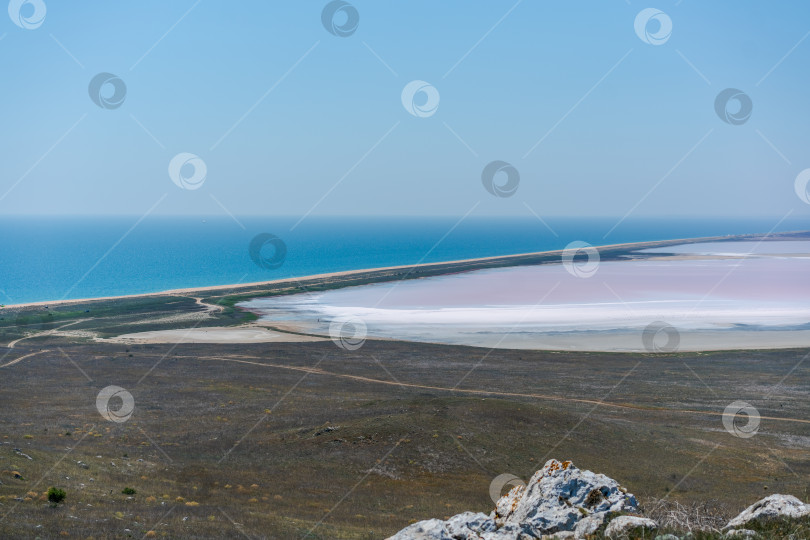 Скачать Большой водоем с пляжем и скалистой береговой линией фотосток Ozero
