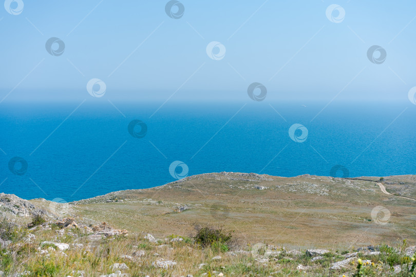 Скачать Большой водоем с голубым небом над ним фотосток Ozero