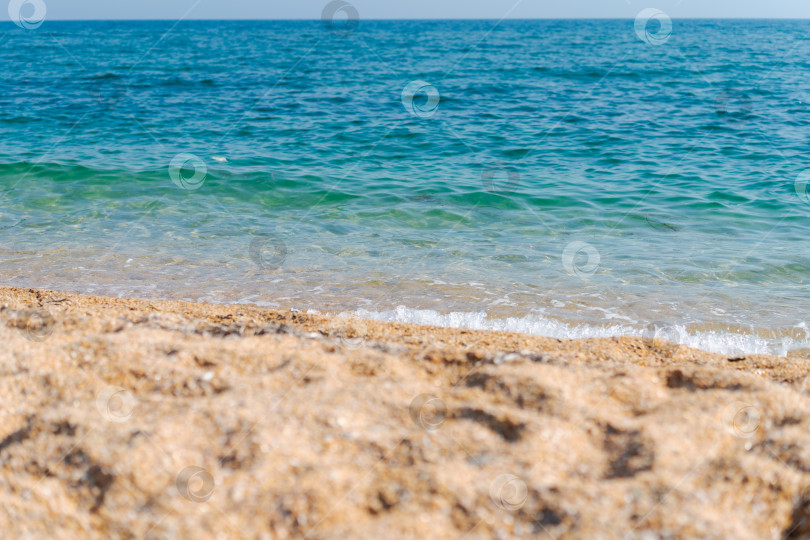 Скачать Океан голубой, а песок коричневый фотосток Ozero