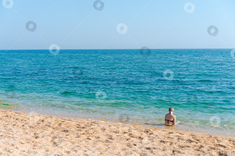 Скачать Женщина сидит в океане фотосток Ozero