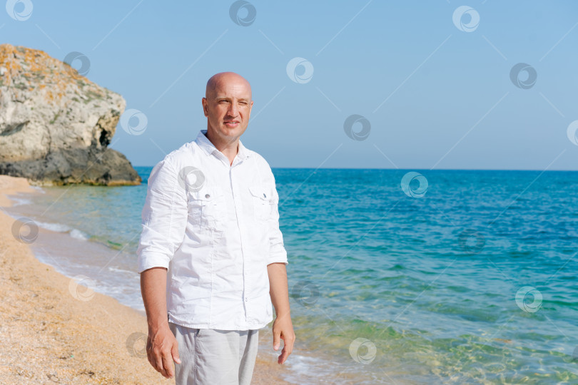 Скачать Мужчина стоит на пляже спиной к камере фотосток Ozero