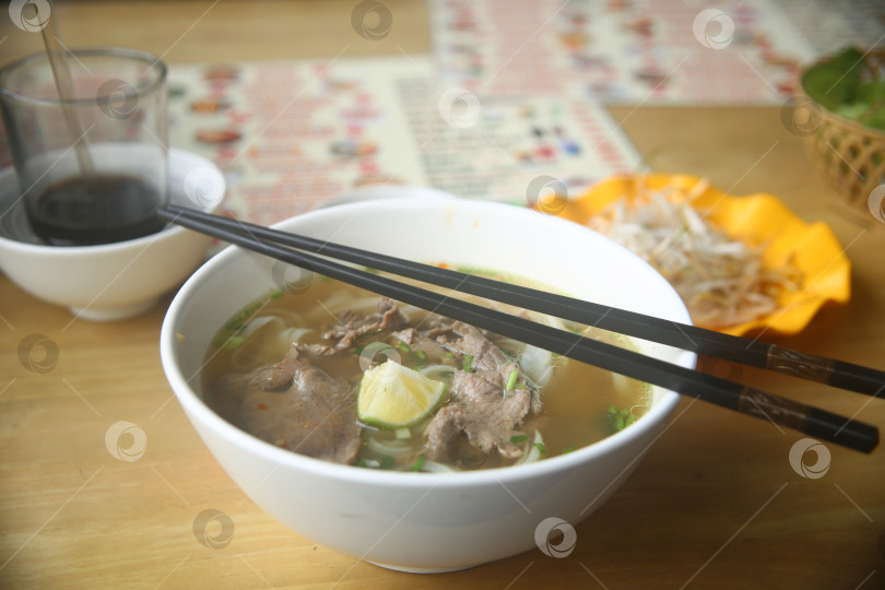 Скачать Тарелка горячего супа на обед в открытом кафе фотосток Ozero