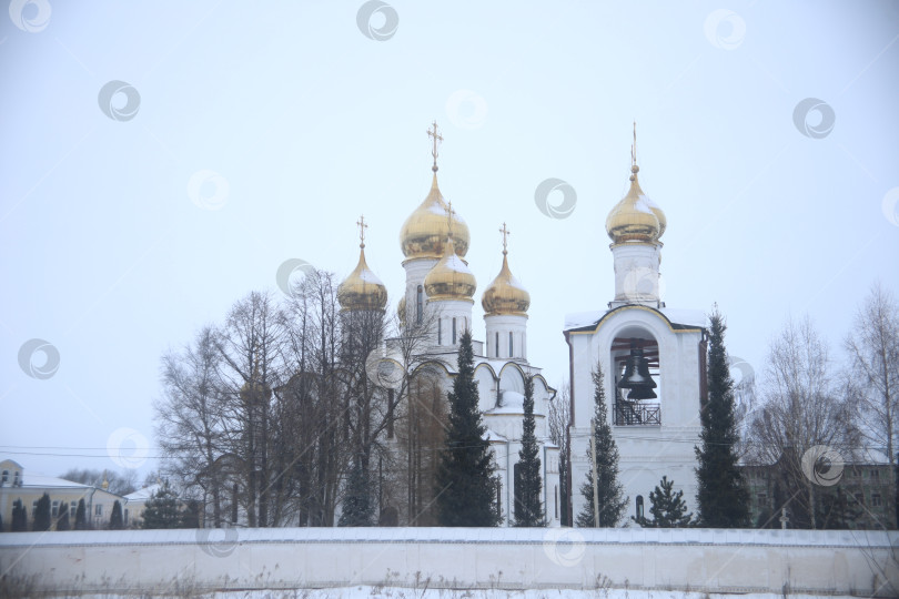 Скачать Вид на Храм с куполами в российском городе фотосток Ozero