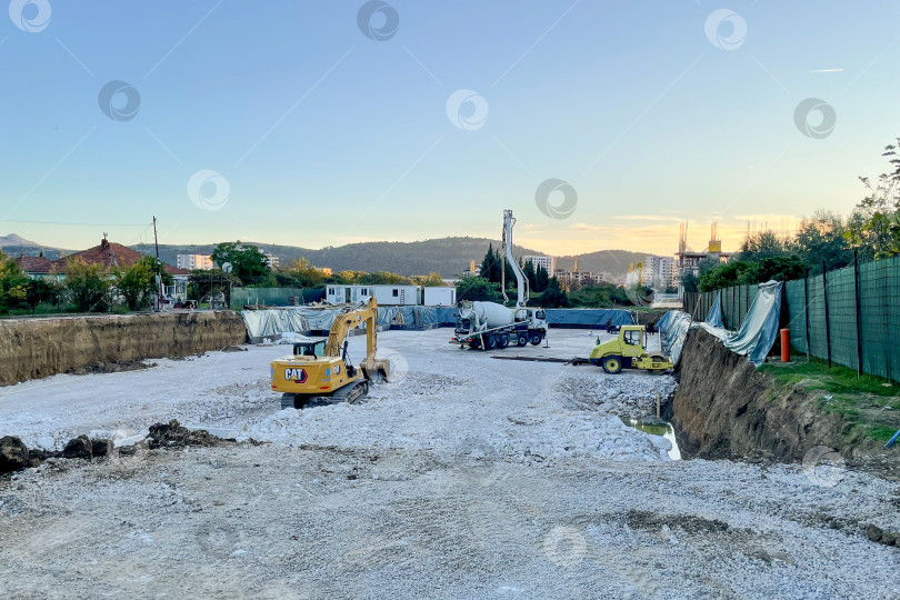 Скачать Бар, Черногория, 5 октября 2025 года, Основание экскаватора на строительной площадке фотосток Ozero