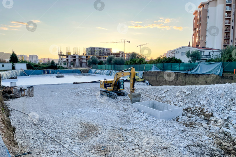 Скачать Бар, Черногория, 5 октября 2025 года, Основание экскаватора на строительной площадке фотосток Ozero