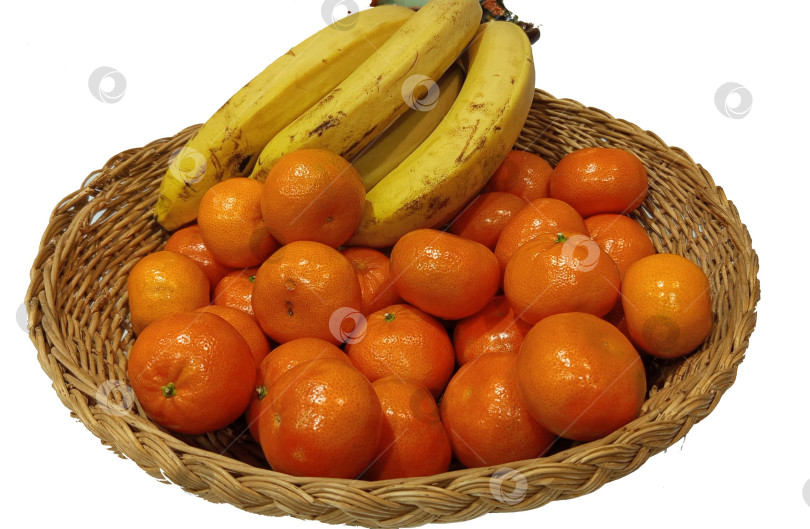 Скачать Мандарины и бананы в плетеной корзине на прозрачном фоне. Фрукты в корзине. фотосток Ozero