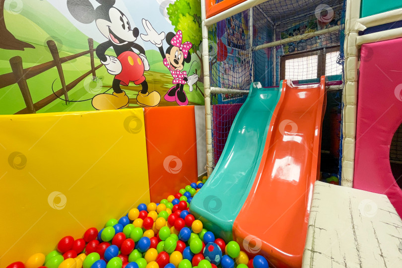 Скачать Бар, Черногория, 2 июля 2025 года, Игровая комната, интерьер детского спортивно-игрового комплекса фотосток Ozero