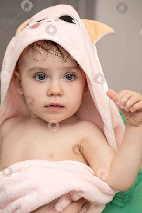Скачать Маленькая девочка, завернутая в розовое банное полотенце фотосток Ozero