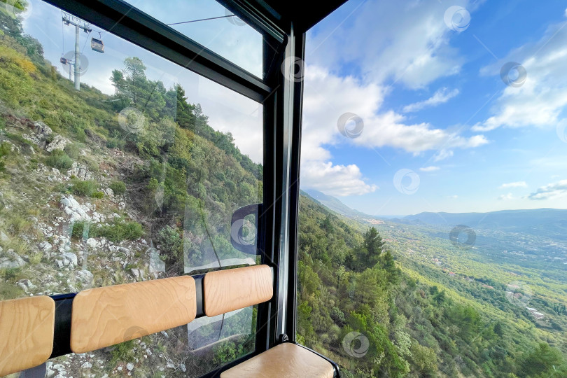 Скачать Кабинки фуникулера Которской канатной дороги поднимаются на вершину горы Ловчен, Черногория фотосток Ozero