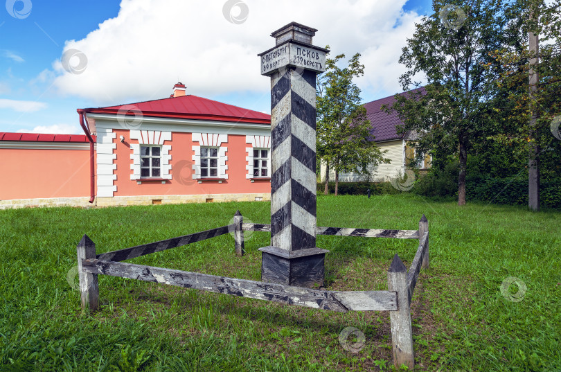 Скачать Верстовой столб перед домом начальника станции фотосток Ozero